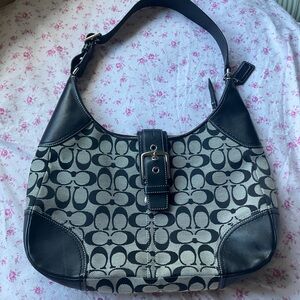 Coach Hampton Signature Hobo 😎